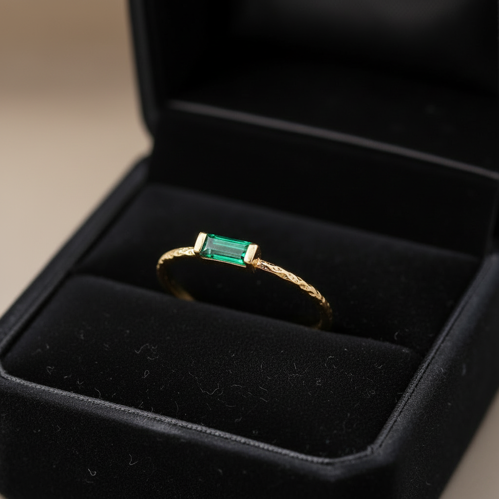 Bague Edge avec poinçonnages dans l'écrin