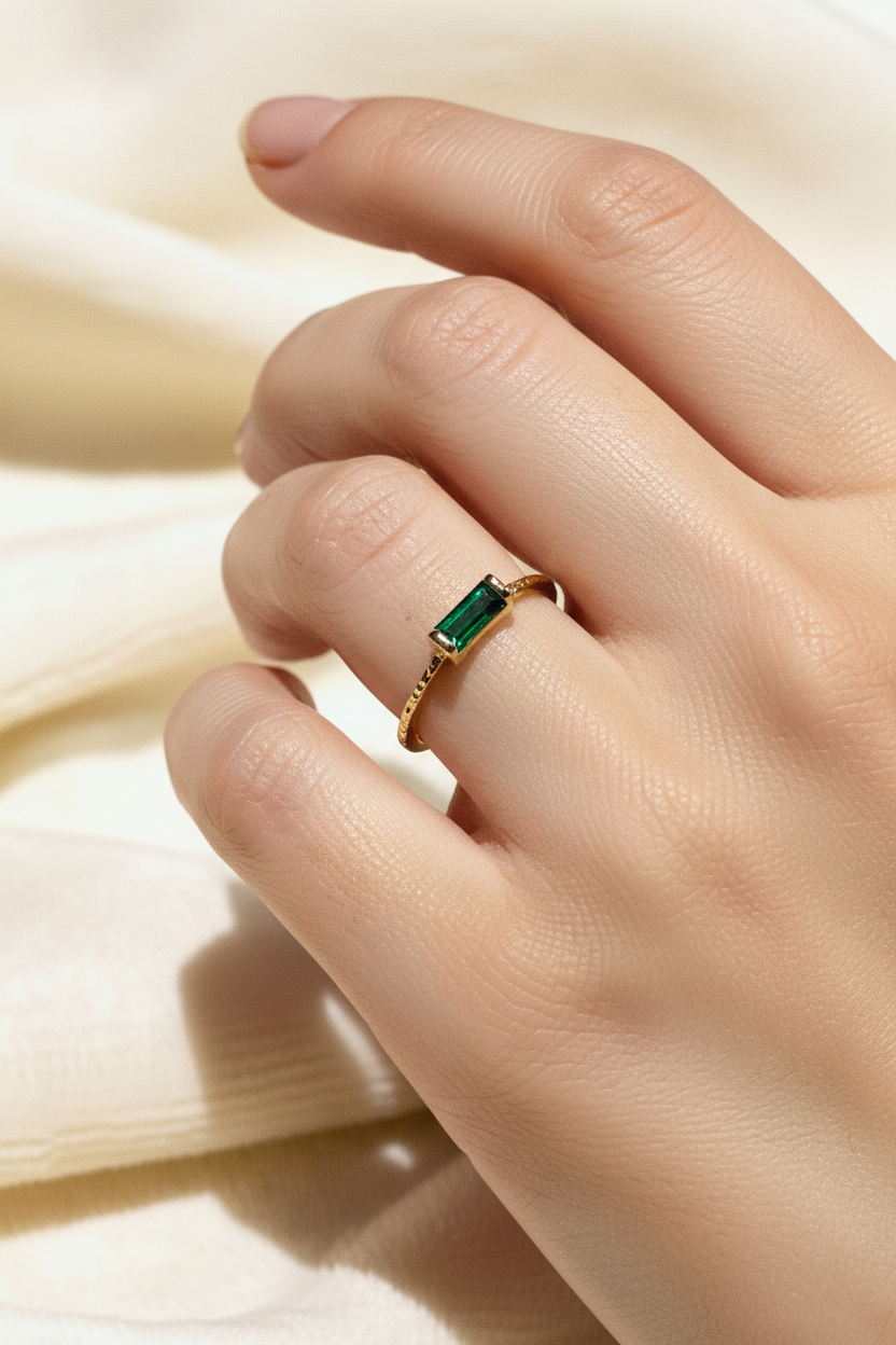 Bague Edge portée sur une main