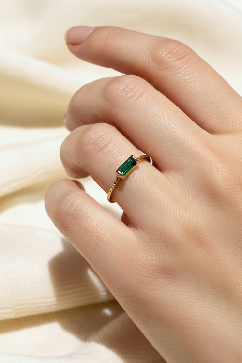 Bague Edge portée sur une main