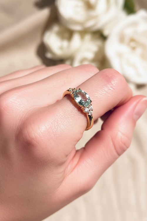 Bague Serene portée sur une main