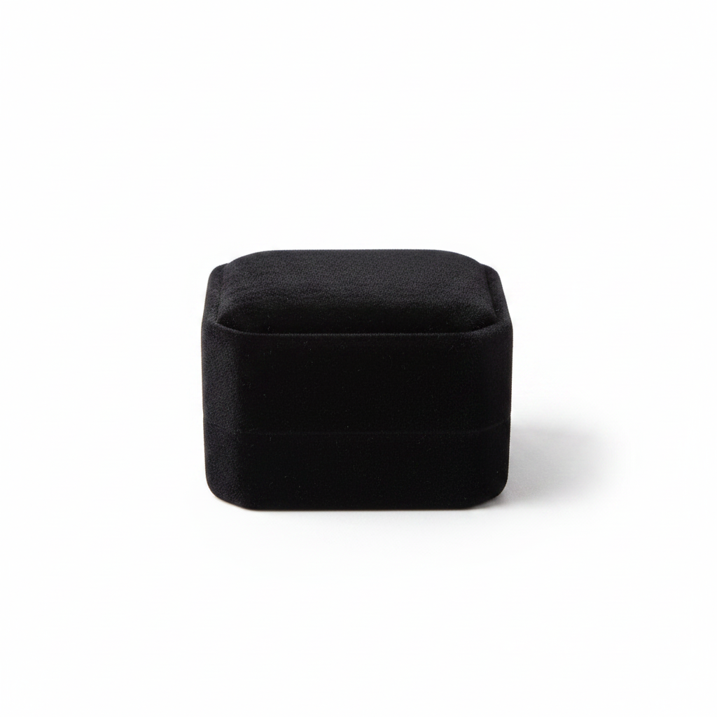 Écrin noir fermé fond blanc